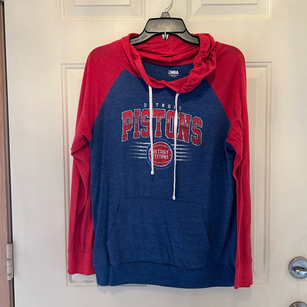 Gentle used unisex size Large Detroit Pistons shirt